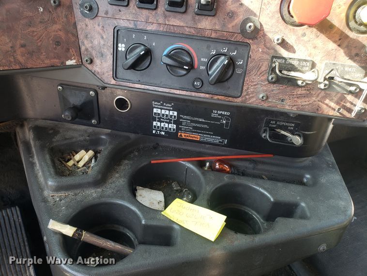 image for item GA9438 2000 International 9200i semi truck