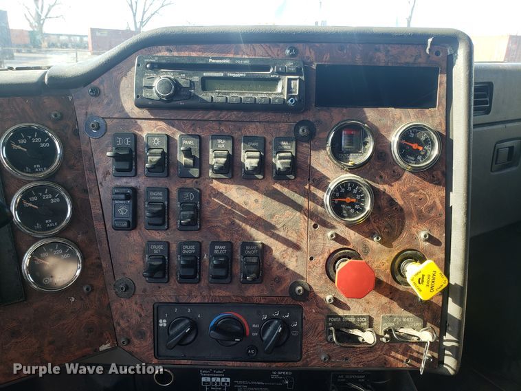 image for item GA9438 2000 International 9200i semi truck