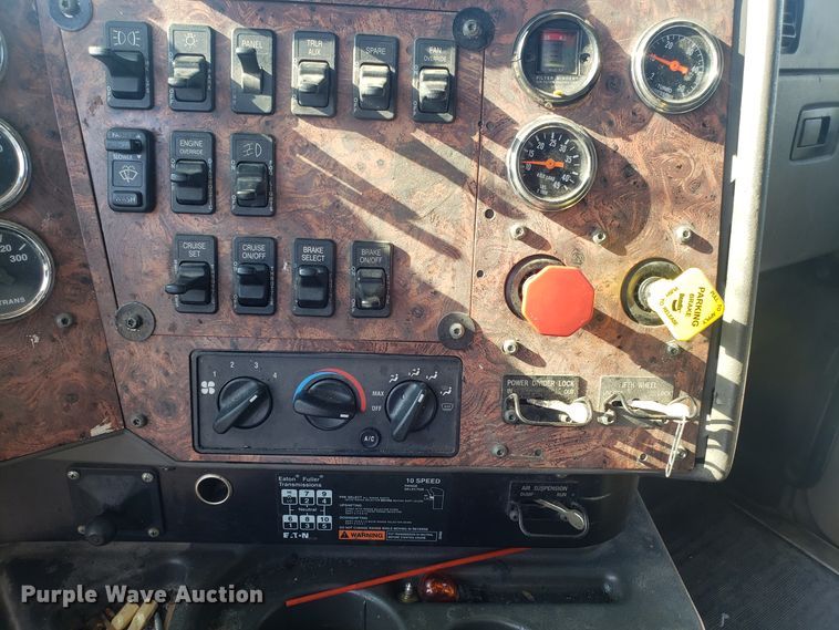 image for item GA9438 2000 International 9200i semi truck