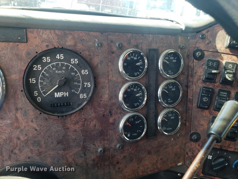 image for item GA9438 2000 International 9200i semi truck