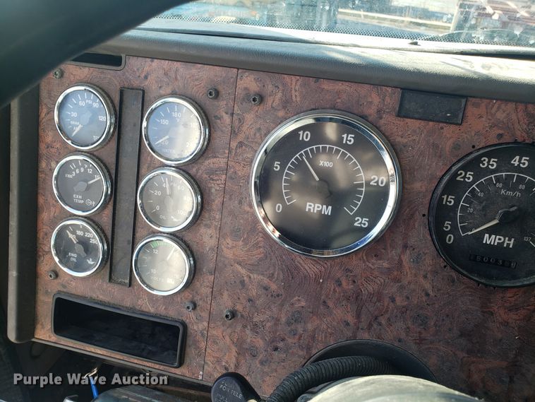 image for item GA9438 2000 International 9200i semi truck