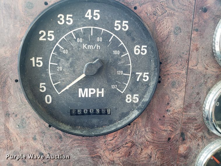 image for item GA9438 2000 International 9200i semi truck