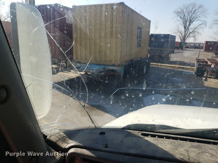 image for item GA9438 2000 International 9200i semi truck