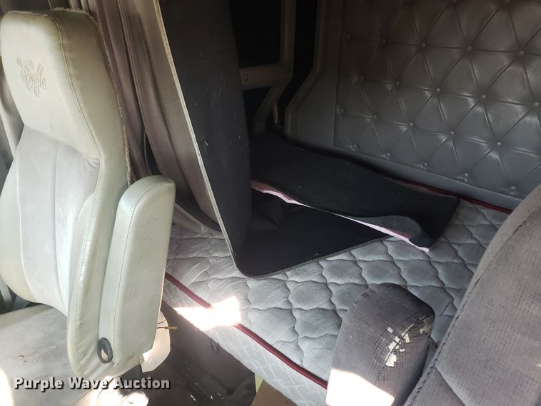 image for item GA9438 2000 International 9200i semi truck