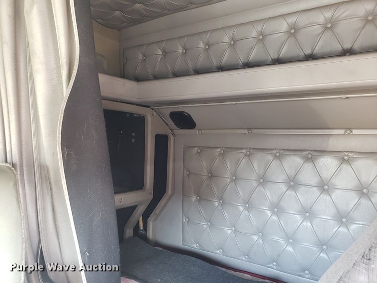 image for item GA9438 2000 International 9200i semi truck