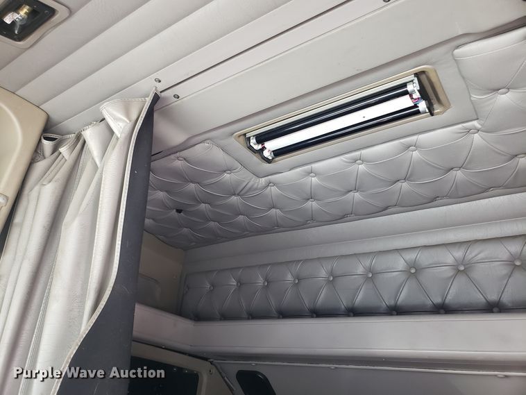 image for item GA9438 2000 International 9200i semi truck