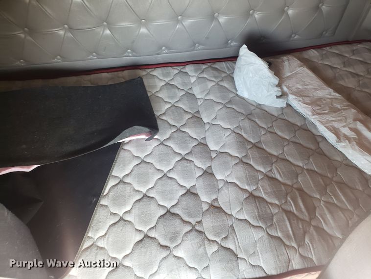 image for item GA9438 2000 International 9200i semi truck