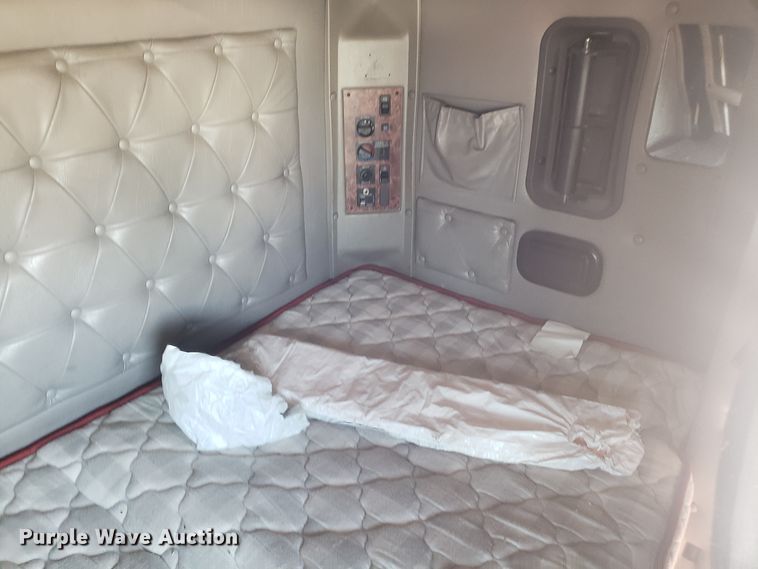 image for item GA9438 2000 International 9200i semi truck