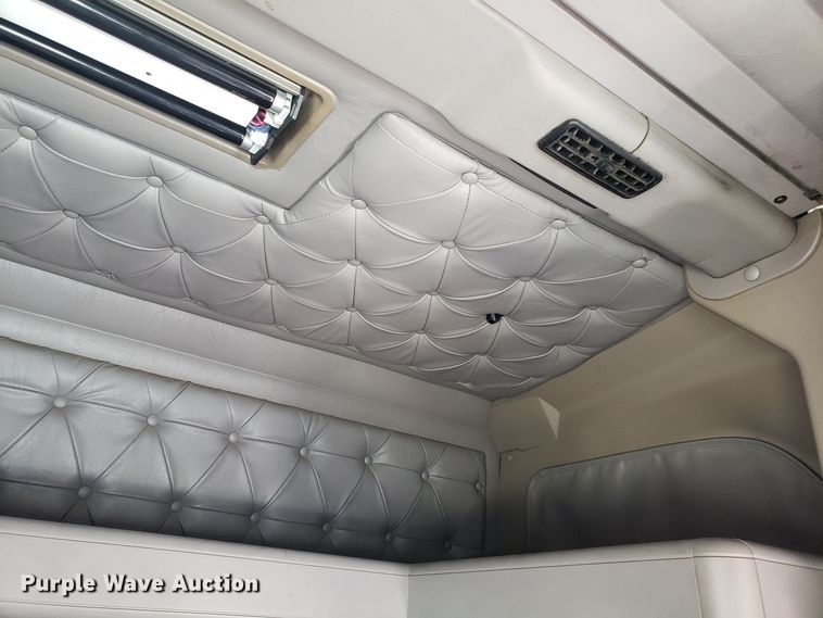 image for item GA9438 2000 International 9200i semi truck