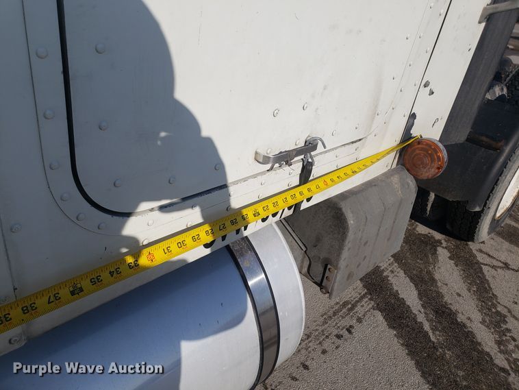 image for item GA9438 2000 International 9200i semi truck