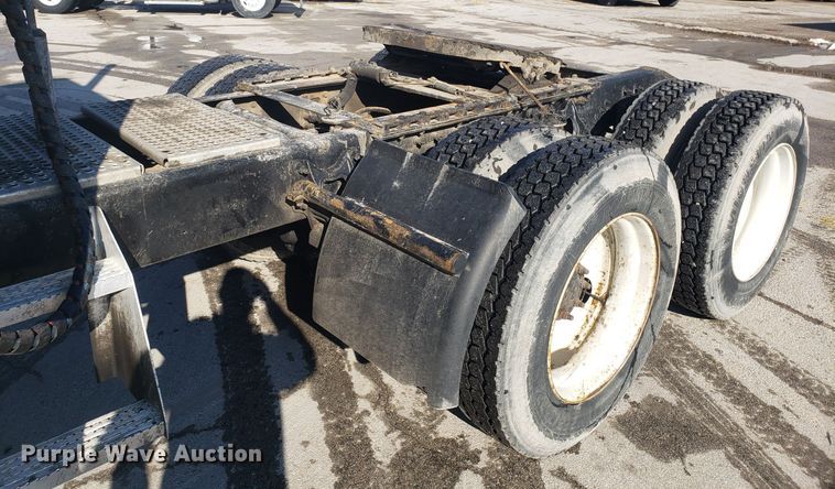 image for item GA9438 2000 International 9200i semi truck