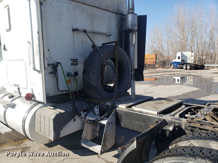 image for item GA9438 2000 International 9200i semi truck