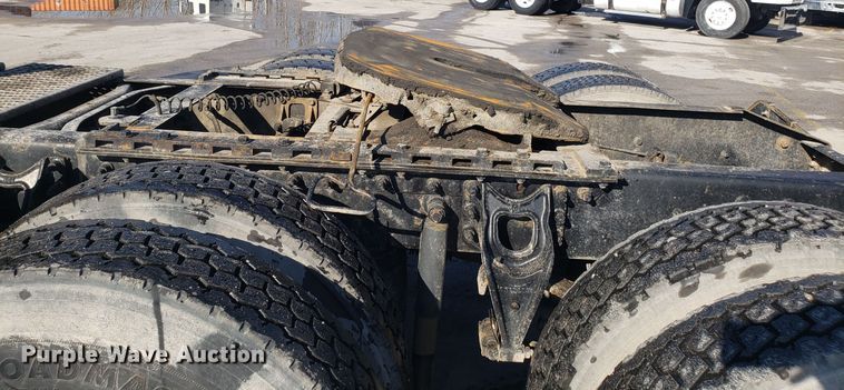 image for item GA9438 2000 International 9200i semi truck