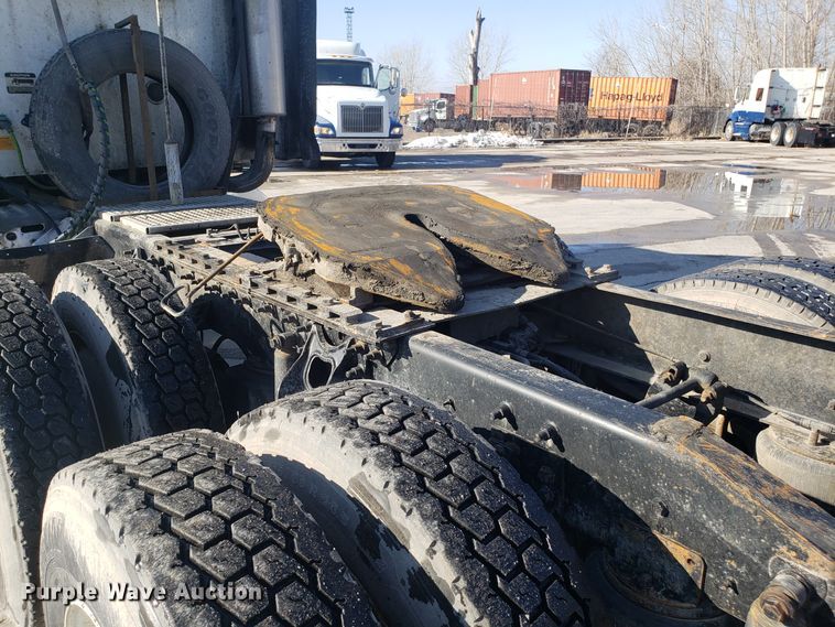 image for item GA9438 2000 International 9200i semi truck