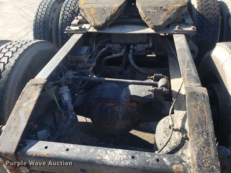 image for item GA9438 2000 International 9200i semi truck