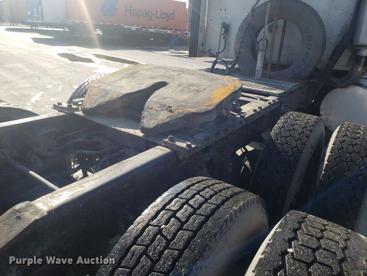 image for item GA9438 2000 International 9200i semi truck