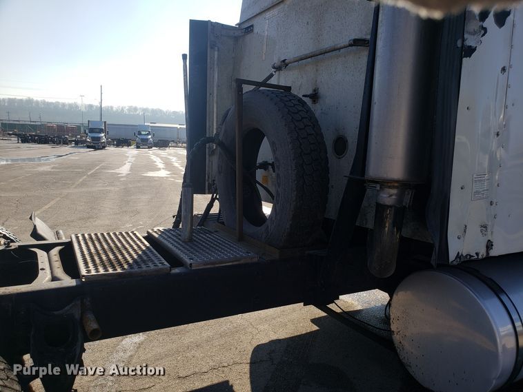 image for item GA9438 2000 International 9200i semi truck