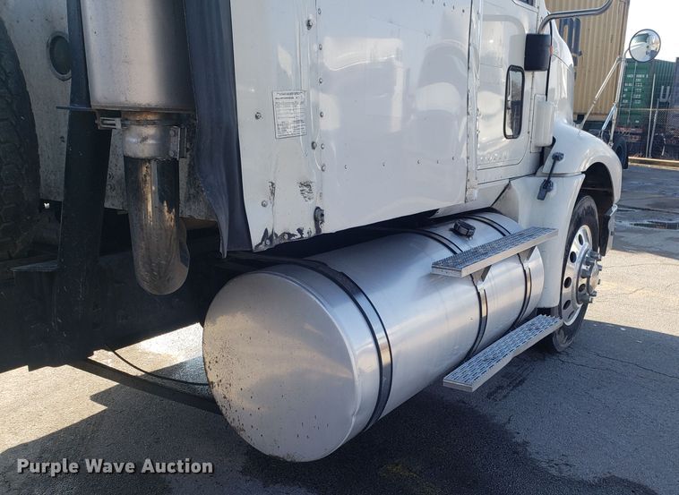 image for item GA9438 2000 International 9200i semi truck