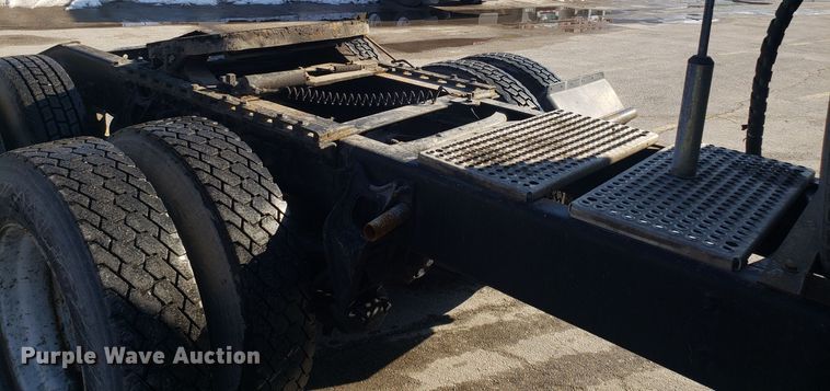 image for item GA9438 2000 International 9200i semi truck