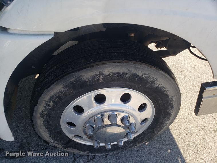 image for item GA9438 2000 International 9200i semi truck