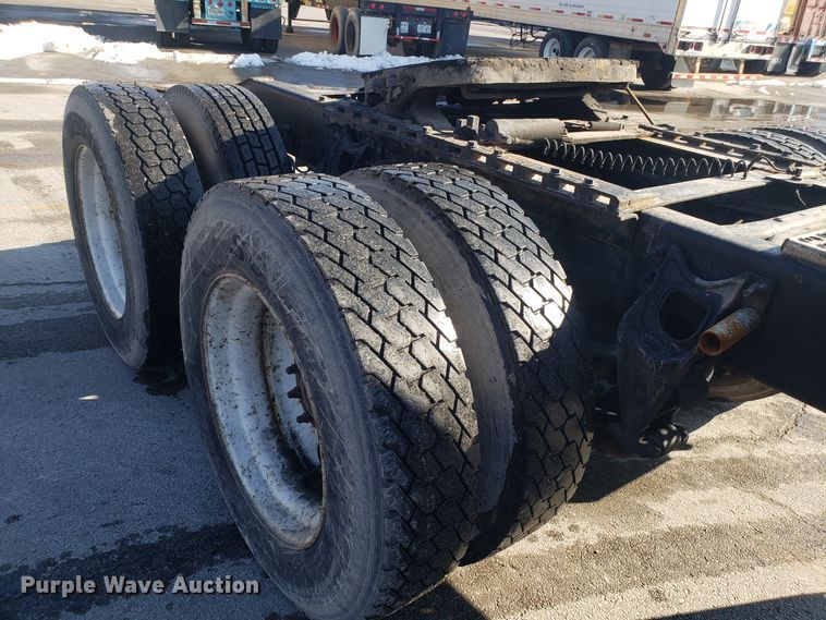 image for item GA9438 2000 International 9200i semi truck