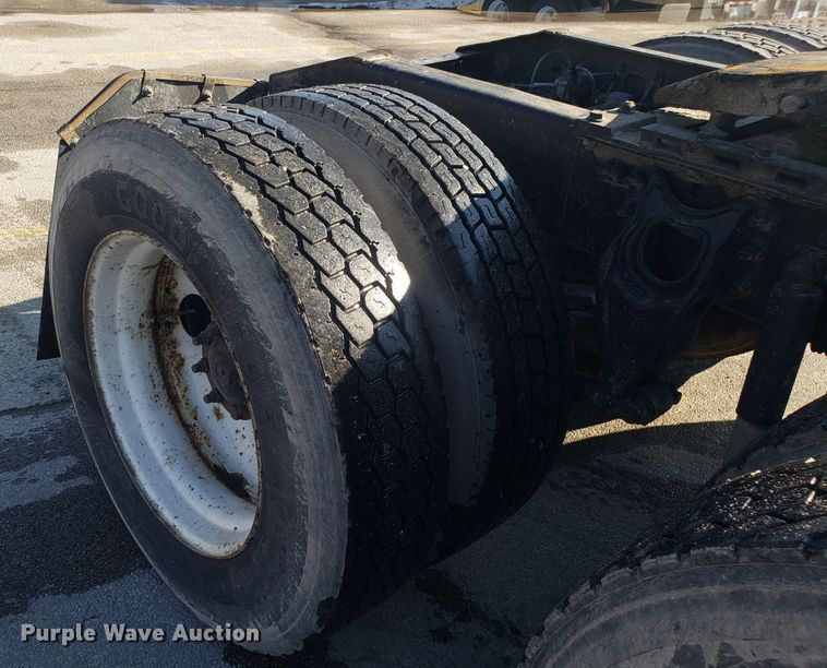 image for item GA9438 2000 International 9200i semi truck