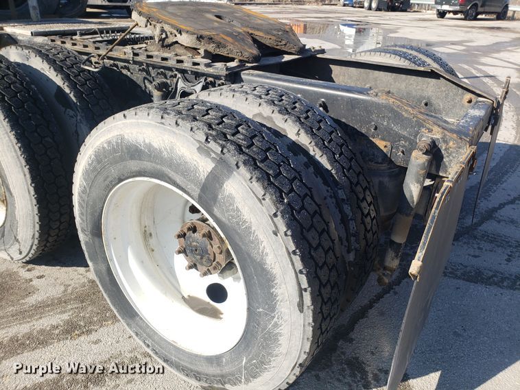 image for item GA9438 2000 International 9200i semi truck