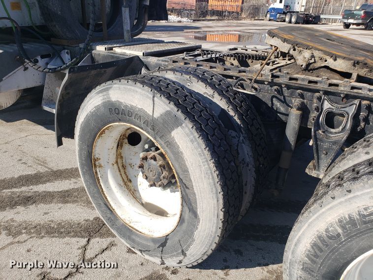 image for item GA9438 2000 International 9200i semi truck