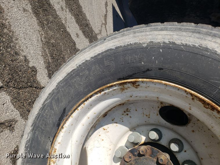 image for item GA9438 2000 International 9200i semi truck