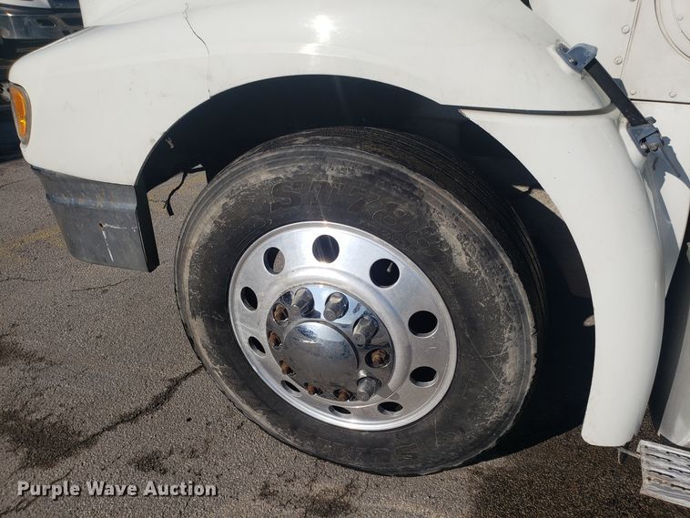 image for item GA9438 2000 International 9200i semi truck