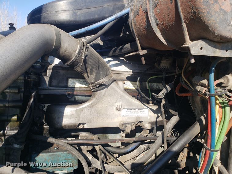 image for item GA9438 2000 International 9200i semi truck