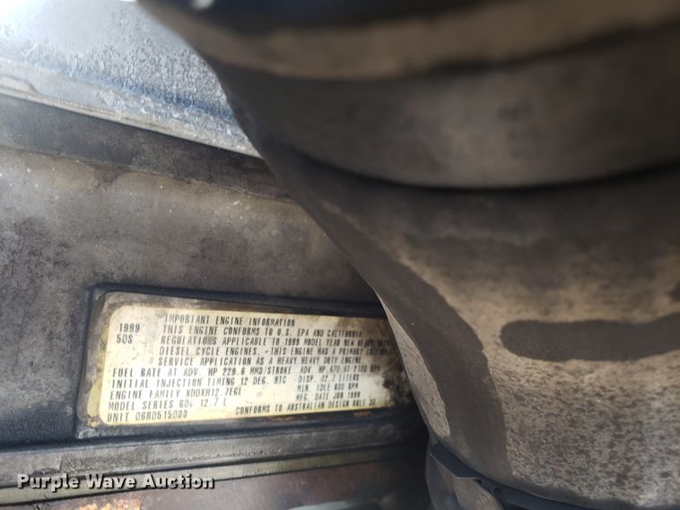 image for item GA9438 2000 International 9200i semi truck