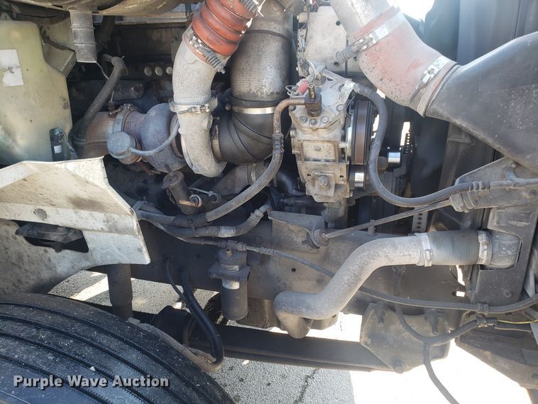 image for item GA9438 2000 International 9200i semi truck