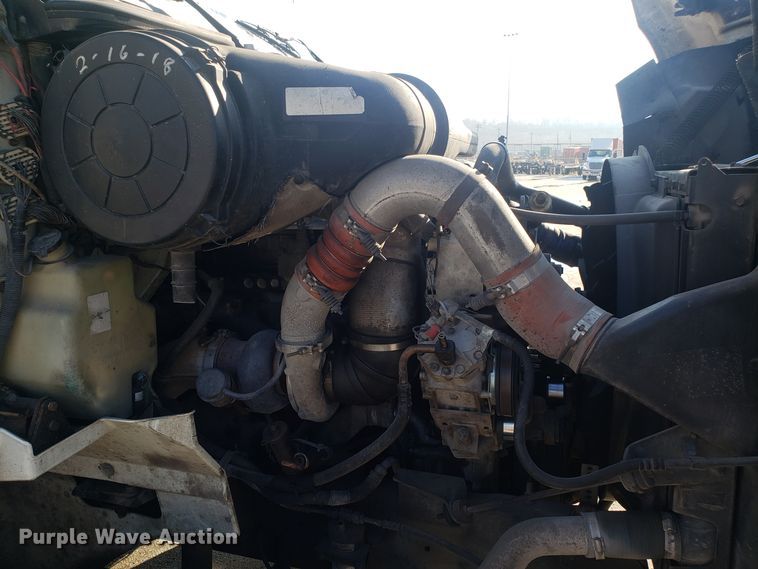 image for item GA9438 2000 International 9200i semi truck