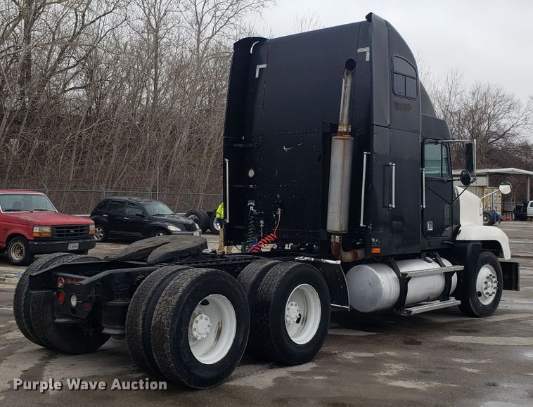 image for item GA9439 1995 Freightliner FLD semi truck