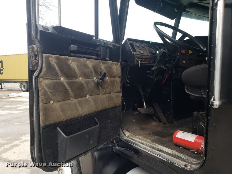 image for item GA9439 1995 Freightliner FLD semi truck