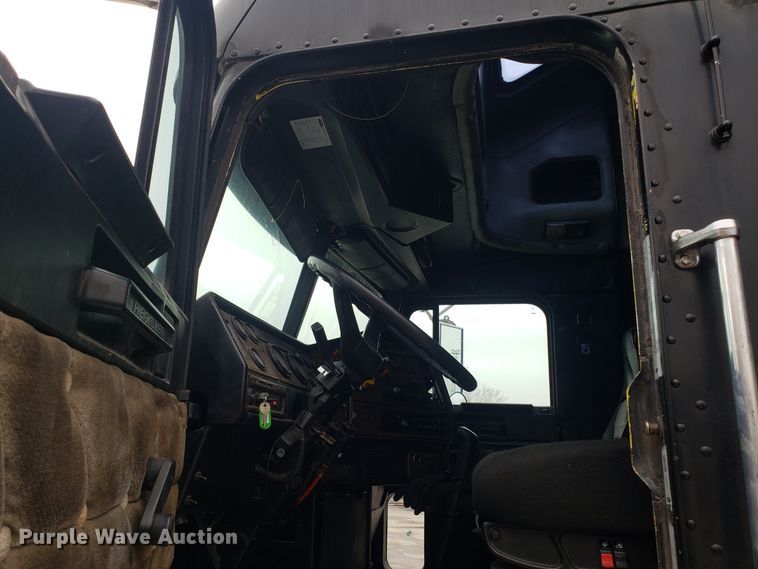 image for item GA9439 1995 Freightliner FLD semi truck