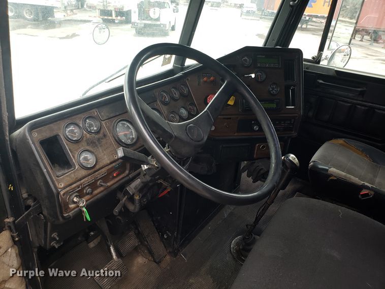 image for item GA9439 1995 Freightliner FLD semi truck