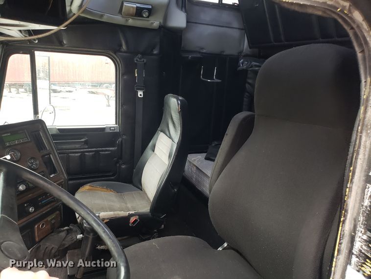 image for item GA9439 1995 Freightliner FLD semi truck