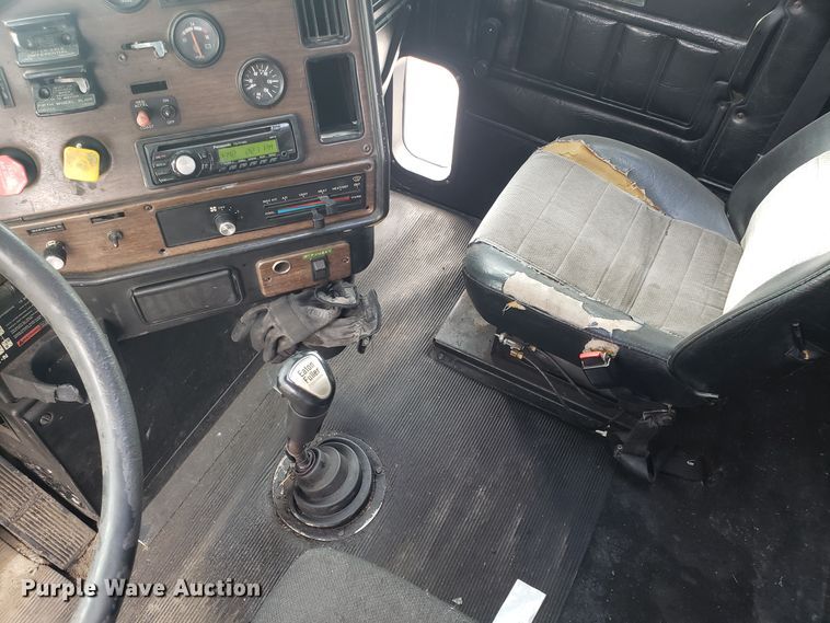 image for item GA9439 1995 Freightliner FLD semi truck