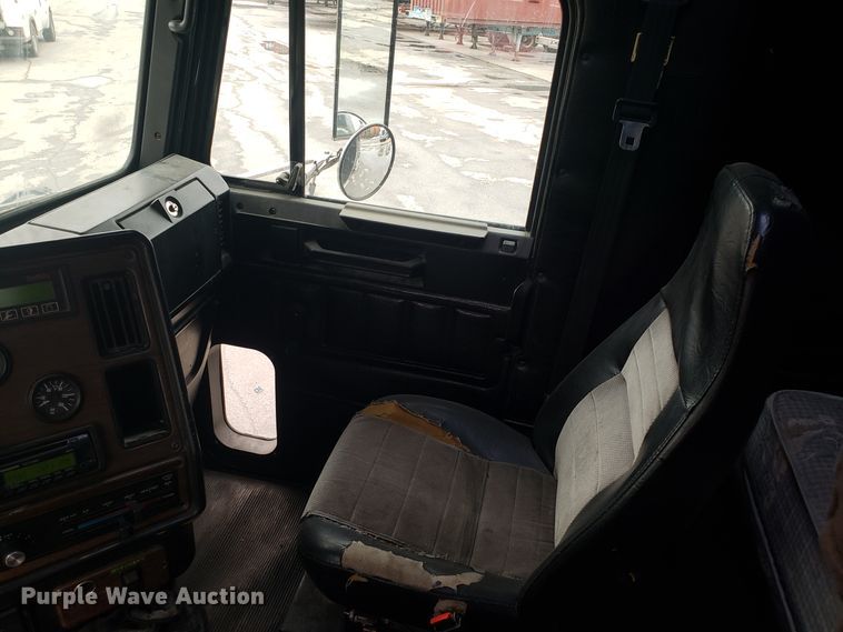 image for item GA9439 1995 Freightliner FLD semi truck