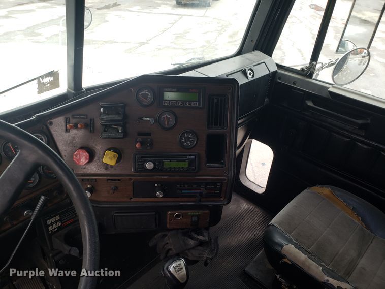 image for item GA9439 1995 Freightliner FLD semi truck