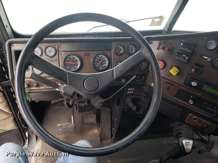 image for item GA9439 1995 Freightliner FLD semi truck