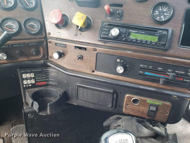 image for item GA9439 1995 Freightliner FLD semi truck