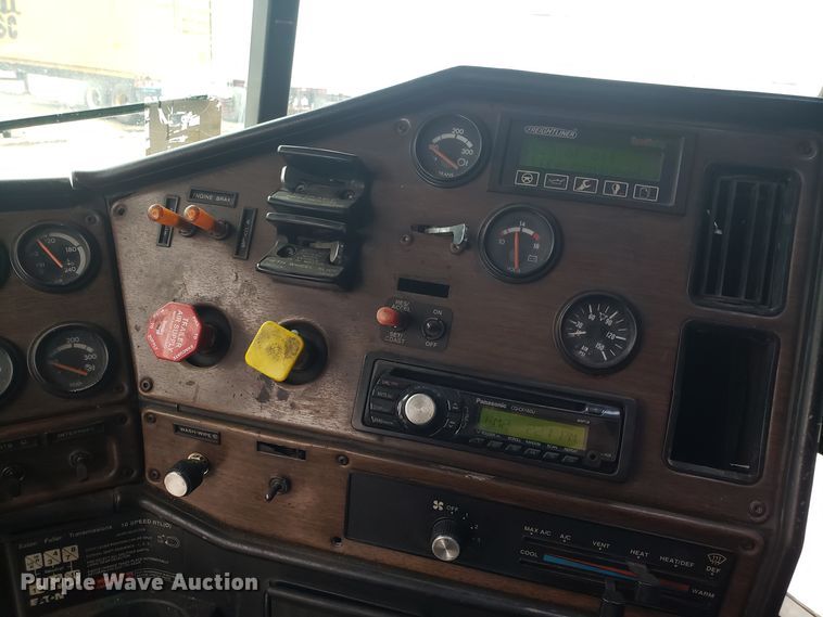 image for item GA9439 1995 Freightliner FLD semi truck