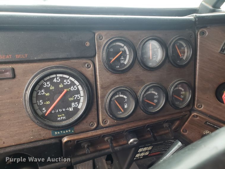 image for item GA9439 1995 Freightliner FLD semi truck