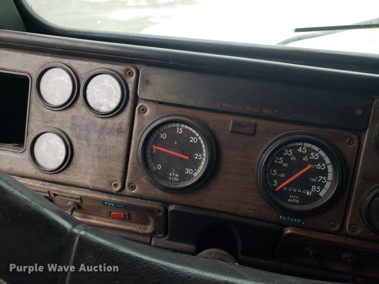 image for item GA9439 1995 Freightliner FLD semi truck