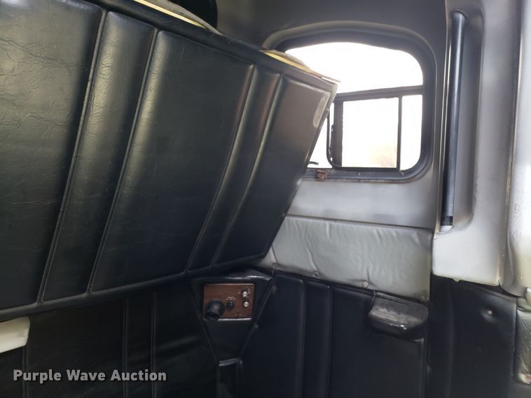 image for item GA9439 1995 Freightliner FLD semi truck