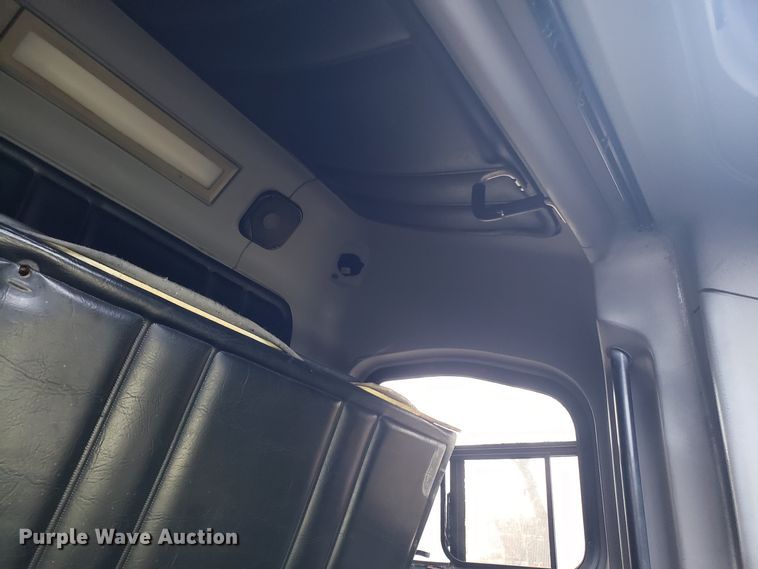 image for item GA9439 1995 Freightliner FLD semi truck