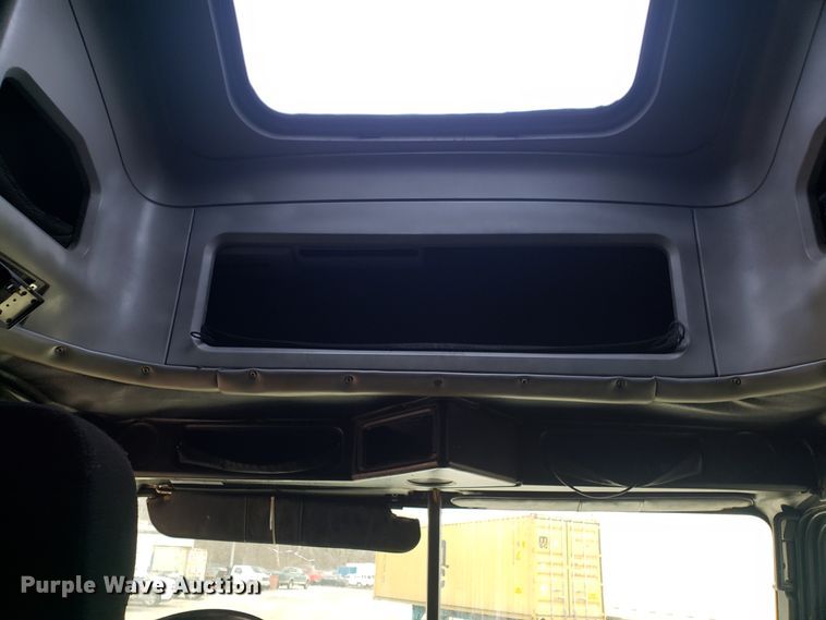 image for item GA9439 1995 Freightliner FLD semi truck